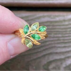 Vintage Avon Elegant Gold and Green Leaf Ring